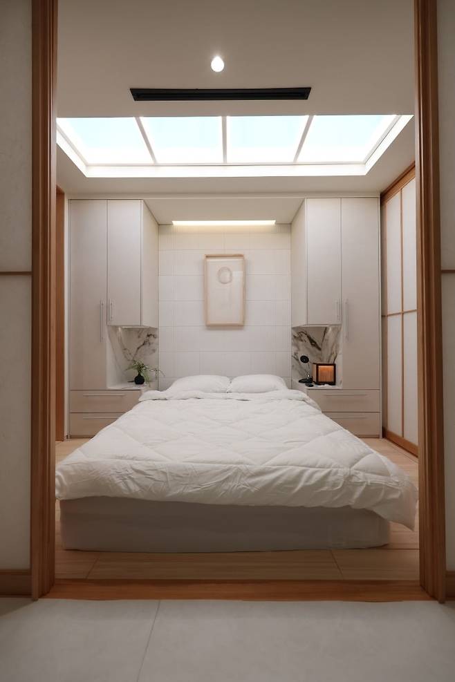 침실 모습. 천장에 있는 스마트 창의 조명과 이미지는 생체 리듬에 따라 실시간으로 변한다. 홈플릭스 제공