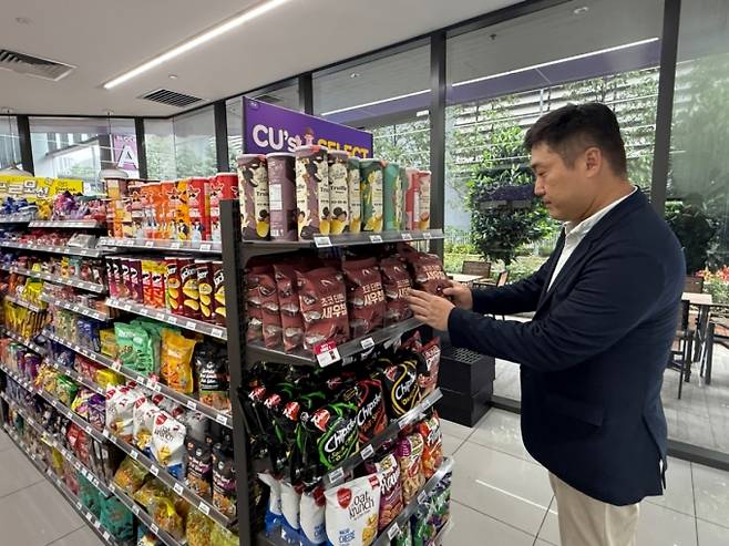 정현석 BGF리테일 말레이시아 특별팀(TF)장이 점포에 진열된 한국상품을 살펴보고 있다./사진=김민우 기자