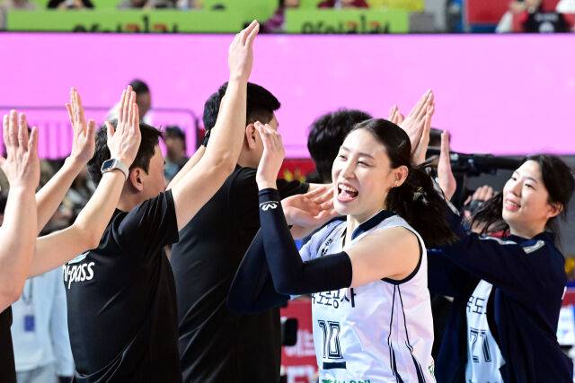 한국도로공사 배유나가 팀이 승리한 뒤 코칭스텝과 하이파이브를 하고 있다. / 한국배구연맹 (KOVO)
