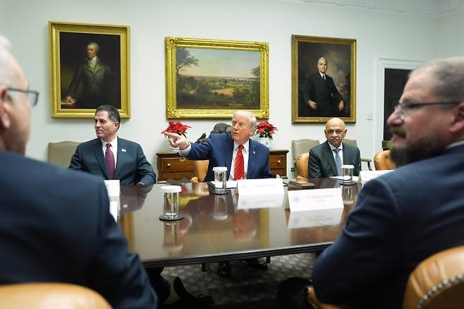 도널드 트럼프 미국 대통령이 10일(현지시간) 워싱턴 백악관 루스벨트룸에서 열린 기업인 간담회에서 발언하고 있다. 왼쪽은 델 테크놀로지스 창립자이자 최고경영자(CEO) 마이클 델, 오른쪽은 IBM 최고경영자 아빈드 크리슈나. AP 연합뉴스