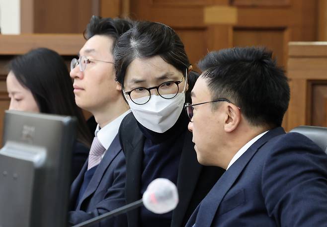 12월3일 서울중앙지방법원에서 열린 자본시장법 위반 혐의 결심 공판에 출석한 김건희씨가 변호인과 대화하고 있다. ⓒ사진공동취재단