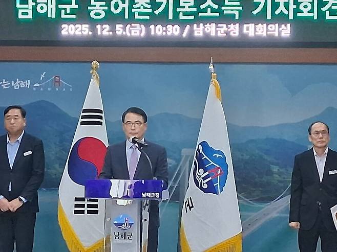 장충남 남해군수가 지난 5일 기자회견에서 경남도의회 '농어촌 기본소득' 사업 예산 통과를 호소하고 있다. ⓒ시사저널 김대광