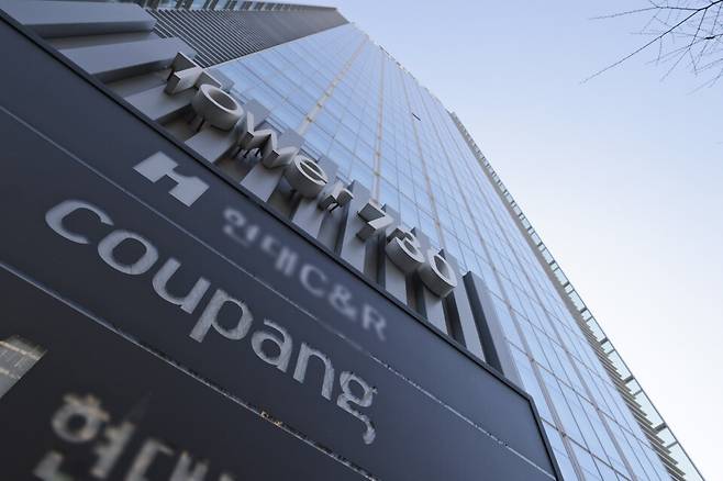 국내 이커머스(전자상거래) 시장 1위 업체인 쿠팡에서 3000만건이 넘는 대규모 정보 유출 사고가 발생했다. 쿠팡은 현재까지 고객 계정 약 3370만개가 유출된 것을 확인했다. 이는 국내 성인 네 명 중 세 명의 정보에 해당하며, 사실상 쿠팡 전체 계정에 맞먹을 것으로 추정된다. 사진은 지난 1일 서울 송파구 소재 쿠팡 본사 전경. ⓒ시사저널 박정훈