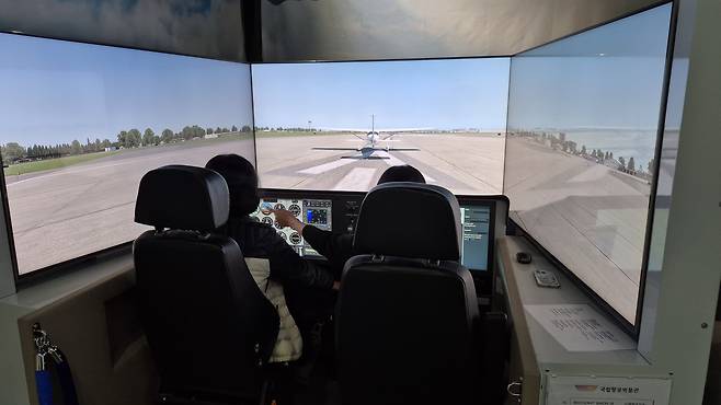 두 대의 비행기를 조종해 볼 수 있는 항공레포츠체험. 강사가 옆에 앉아 이륙, 비행, 착륙을 도와준다