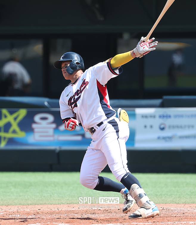 ▲ 펀치력을 가진 대형 유격수 재목으로 큰 기대를 모으고 있는 덕수고 엄준상 ⓒ곽혜미 기자