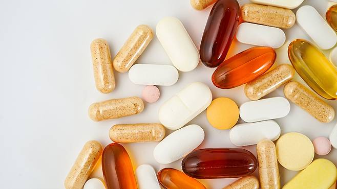 영양제는 약사와 상담을 통해 본인에게 가장 효과적인 제품을 선택하는 것이 좋다|출처: 게티이미지뱅크