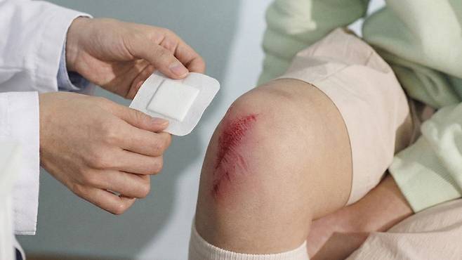 겨울철 상처 관리의 핵심은 습윤 환경 유지와 적절한 보호다 | 출처: Gemini