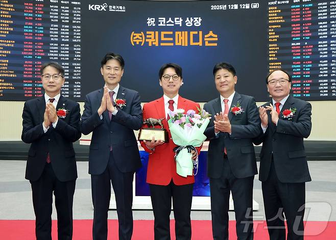 한국거래소 코스닥시장본부는 12일 오전 서울사옥 홍보관에서 쿼드메디슨의 코스닥시장 상장기념식을 개최했다. 사진은 상장 기념식 후 기념 사진 촬영하는 김대영 한국IR협의회 부회장, 민경욱 한국거래소 코스닥시장본부장, 백승기 쿼드메디슨 대표이사, 김형진 NH투자증권 총괄대표, 강왕락 코스닥협회 부회장의 모습. (한국거래소 제공. 재판매 및 DB 금지)