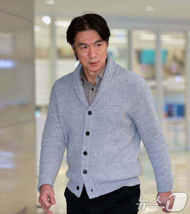 홍명보 축구 국가대표팀 감독이 지난 5일(현지시각) 미국 워싱턴DC 케네디센터에서 열린 '2026 북중미 월드컵 조 추첨식'을 마치고 12일 인천국제공항 제2여객터미널을 통해 귀국하고 있다. 한국은 멕시코, 남아프리카공화국, 유럽 플레이오프 D조(덴마크, 북마케도니아, 체코, 아일랜드)승자와 함께 A조에서 32강 진출을 두고 격돌한다. 2025.12.12/뉴스1 ⓒ News1 이호윤 기자