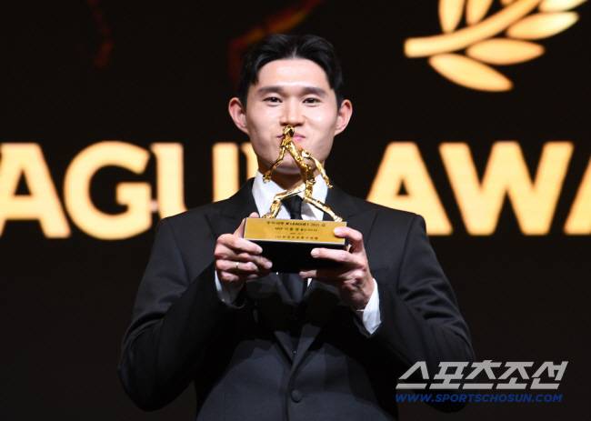 하나은행 K리그 2025대상 시상식이 1일 오후 서울 서대문구 스위스 그랜드호텔에서 열렸다. K리그1 MVP에 뽑힌 울산 이동경이 트로피에 입을 맞추고 있다. 정재근 기자 cjg@sportschosun.com/2025.12.1/