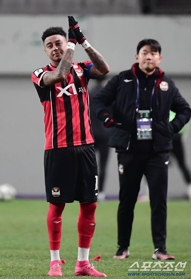 10일 오후 서울월드컵경기장에서 아시아챔피언스리그 엘리트(ACLE) 리그 6차전 FC서울과 멜버른시티FC의 경기가 열렸다. FC서울과 멜버른이 1-1 무승부를 기록했다. 경기 종료 후 FC서울 제시 린가드 환송행사가 열렸다. 팬들에게 인사를 건네는 린가드. 상암=송정헌 기자songs@sportschosun.com/2025.12.10/