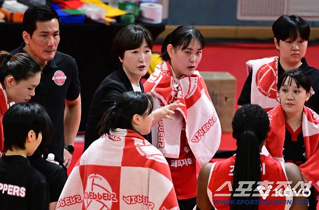 페퍼저축은행 장소연 감독이 선수들에게 작전지시를 하고 있다. 사진제공=KOVO