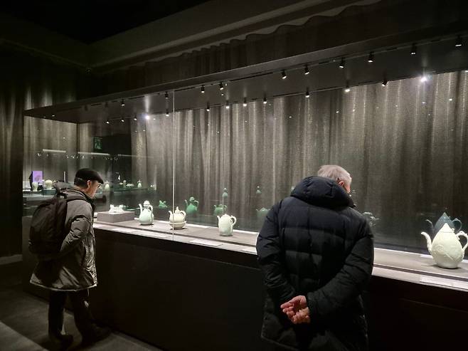 지난 11일 오후 서울 용산구 국립중앙박물관 상설전시관에서 관람객들이 유물을 살펴 보고 있다. /권우석 기자