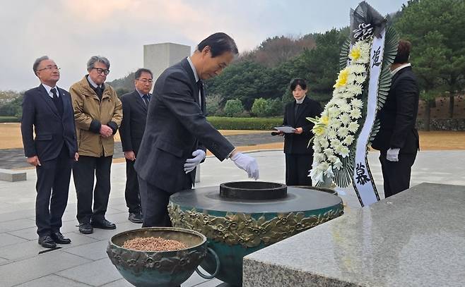 권오을 국가보훈부 장관이 어제(11일) 제주4·3평화공원에서 참배에 나서고 있다.