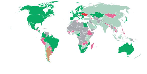 2015~2023년 배출량과 경제성장 간 탈동조화 상태의 전 세계 분포. 진한 초록색으로 표시된 국가는 ‘절대적 탈동조화’, 연두색으로 표시된 국가는 ‘상대적 탈동조화’를 이뤘다. 분홍색, 빨간색으로 표시된 국가에서는 탄소배출과 경제 성장간 재동조화가 나타났다. 회색은 데이터 없는 국가다. 노란색 국가에서는 경제성장률과 탄소배출이 동시에 감소했지만 배출량이 더 빠르게 줄었다. 에너지·기후정보연구소(ECIU) 제공