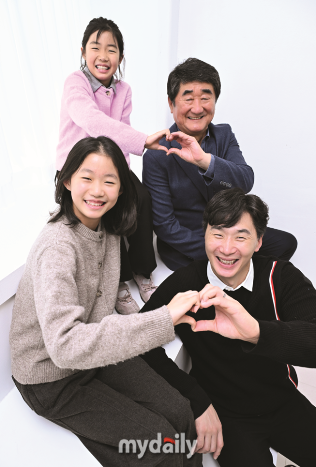 신치용 전 삼성화재 감독과 박철우 우리카드 코치, 파장초 배구부 박소율과 박시하./송일섭 기자