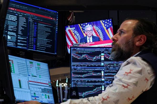 제롬 파월 미국 연준 의장이 10일(현지시간) 기준금리를 0.25% 포인트 인하한다고 발표한 가운데 뉴욕증권거래소(NYSE) 트레이딩 플로어에서 한 트레이더가 모니터를 응시하고 있다. 뉴욕 로이터연합뉴스