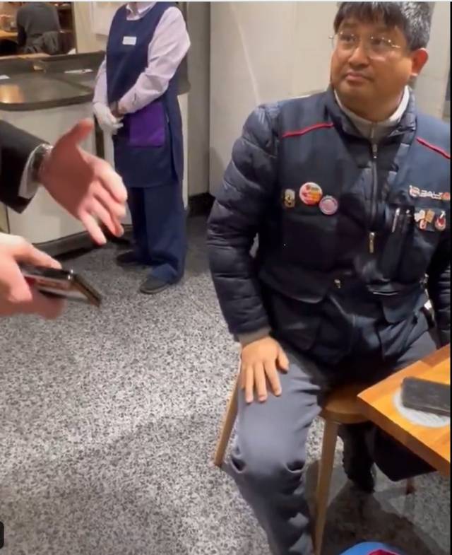 이김춘택 금속노조 거제통영고성조선하청지회 사무장이 10일 롯데백화점 잠실점 내 한 식당에서 보안요원으로부터 노조 조끼를 벗어야 한다는 말을 듣고 있다. 사진제공=금속노조