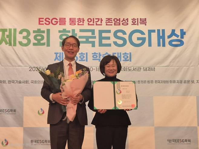 이정희 구미시의원이 지난 10일 제3회 한국ESG대상 시상식에서 사회(S) 부문 ESG 대상을 받고 기념촬영을 하고 있다. ⓒ이정희 의원 제공