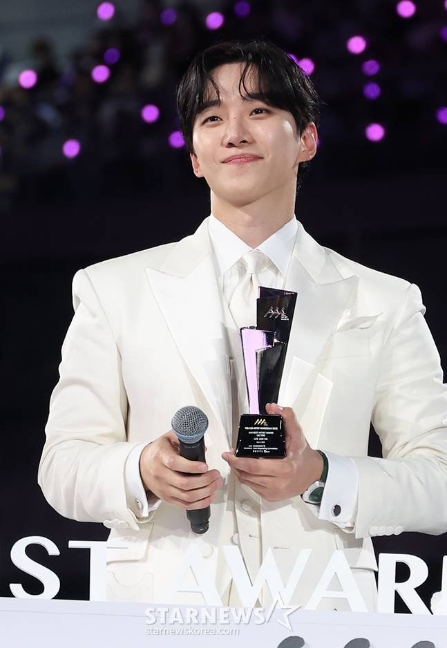 배우 이준호가 6일 가오슝 내셔널 스타디움에서 진행된 스타뉴스 주최 '10주년 아시아 아티스트 어워즈 2025(10th Anniversary Asia Artist Awards 2025, '10주년 AAA 2025')에서 베스트 아티스트상을 수상한 후 소감을 밝히고 있다. 12월 6일~7일 양일에 걸쳐 가오슝 내셔널 스타디움에서 펼쳐지는 '10주년 아시아 아티스트 어워즈 2025(10th Anniversary Asia Artist Awards 2025, '10주년 AAA 2025')'와 페스타 'ACON 2025'는 MTN(머니투데이방송)과 위버스(Weverse)를 통해 각각 TV와 온라인 스트리밍으로 생중계 된다. /사진=김진경 kim.jinkyung@