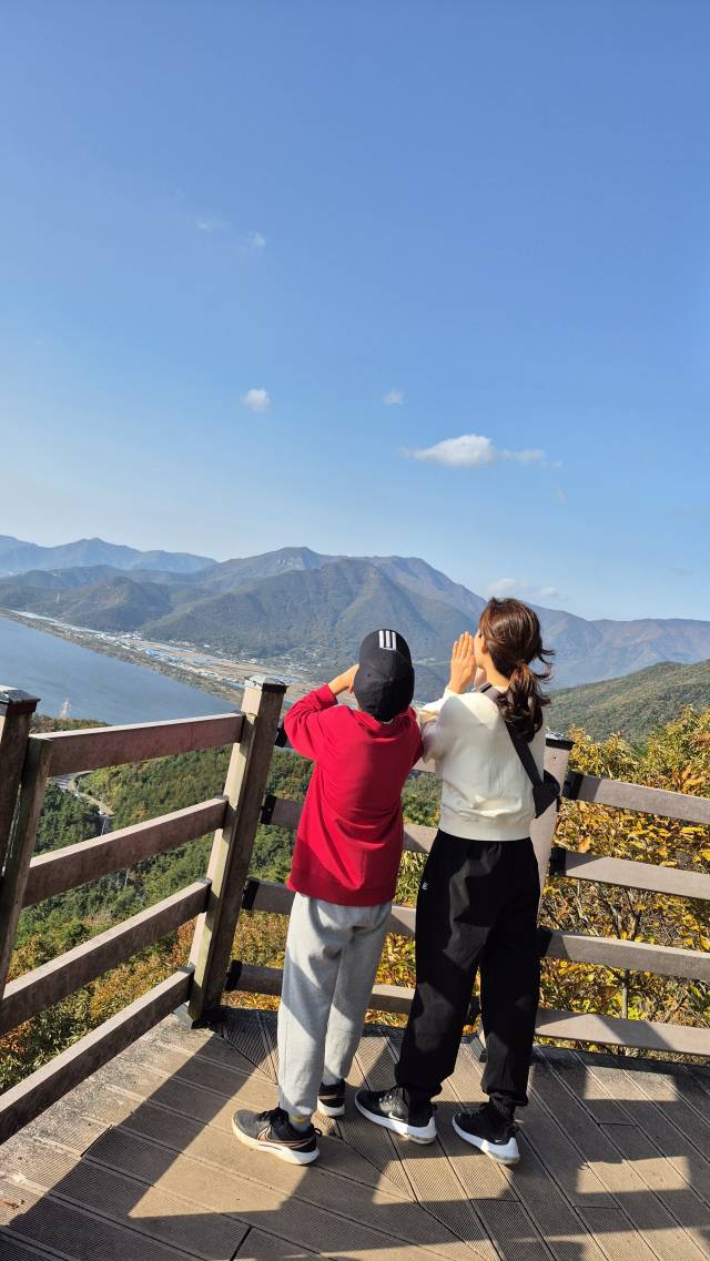 산행 중이던 엄마와 아들이 영화 속 장면을 재연하고 있다.