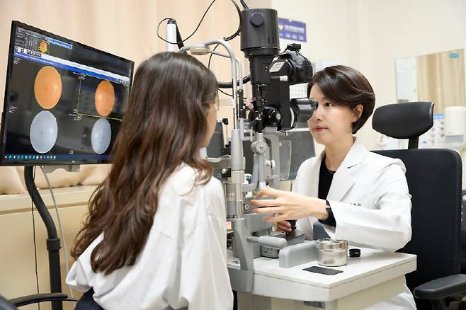 강동경희대병원 안과 김유진 교수의 진료 모습.