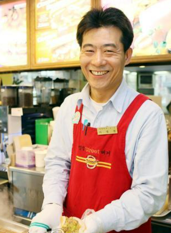 고려대 명물 '영철버거'를 운영하던 이영철씨가 13일 사망했다. 연합뉴스
