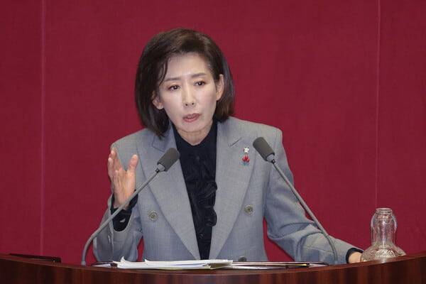 나경원 국민의힘 의원이 지난 9일 서울 여의도 국회에서 열린 제429회국회(정기회) 제16차 본회의에서 가맹사업거래의 공정화에 관한 법률 일부개정법률안에 대한 필리버스터(무제한 토론)를 하고 있다. photo 뉴스1
