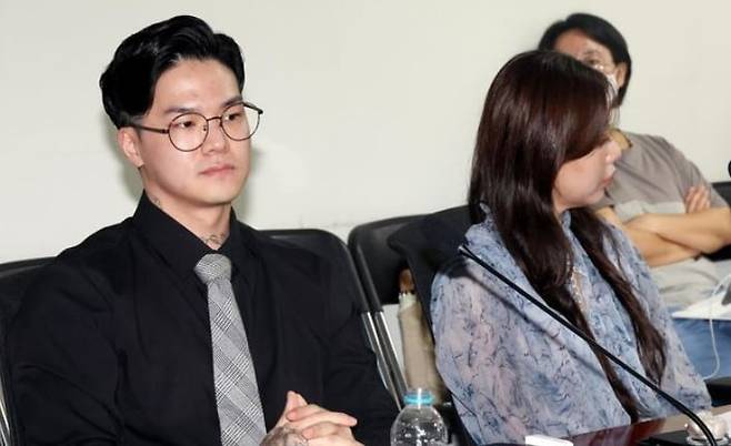 방민수 전 틴탑멤버(왼쪽)와 노혜란 전 브레이브걸스 멤버가 2024년 9월 30일 오전 서울 여의도 국회 의원회관 간담회의실에서 열린 '국회에 간 아이돌, K-POP의 성공 뒤에 가려진 아동·청소년의 노동과 인권' 토론회에 참석하고 있다./ 뉴시스