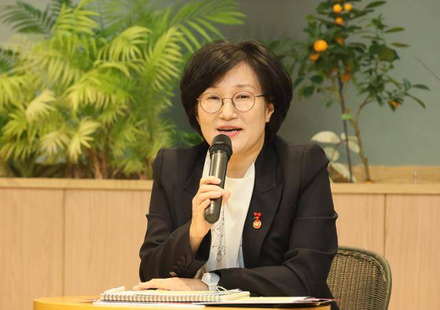 원민경 성평등가족부 장관이 3일 오후 서울 성동구 KT&G 상상플래닛에서 열린 제4차 성평등 토크콘서트 '소다팝'에서 청년 참가자들과 함께 '사회 참여기 청년의 성별 인식 차'에 대해 토론하고 있다. 성평등가족부 제공