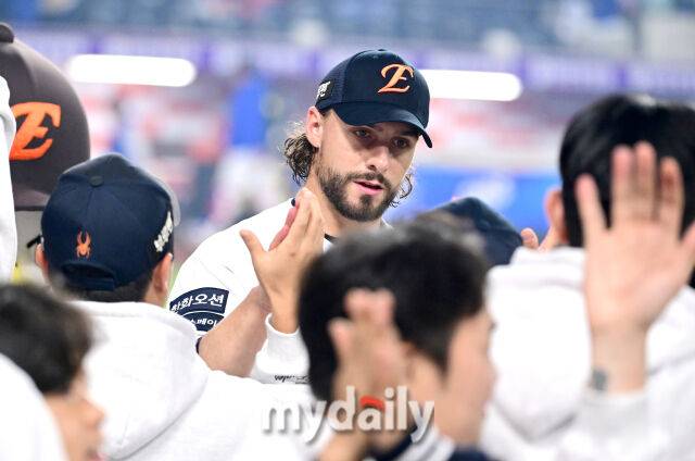 한화 와이스가 11-2로 승리하며 한국시리즈 진출을 확정한 뒤 기뻐하고 있다./마이데일리