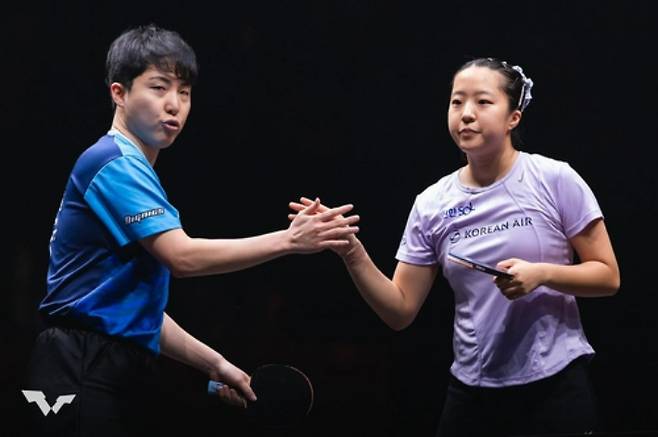 하이파이브 하는 신유빈(오른쪽)과 임종훈. 연합뉴스