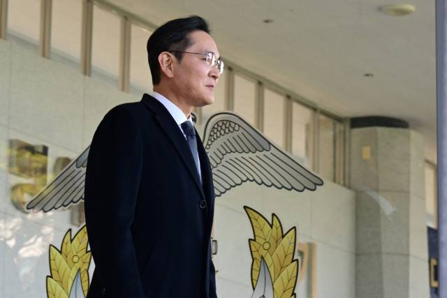 이재용 삼성전자 회장이 11월28일 경남 창원시 진해구 해군사관학교에서 열린 '제139기 해군사관후보생 임관식'에 참석하고 있다. 연합뉴스