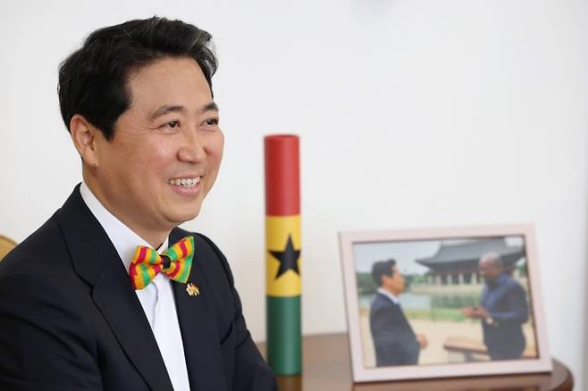 인터뷰하는 최고조 주한 가나대사 (서울=연합뉴스) 이지은 기자 = 최고조 주한 가나대사가 지난 12일 서울 용산구 주한 가나대사관저에서 연합뉴스와 인터뷰를 하고 있다. 2025.12.13 jieunlee@yna.co.kr (끝)