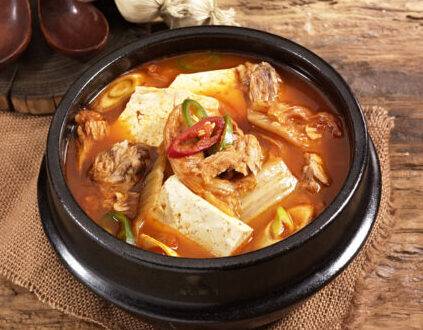 김치찌개에는 돼지고기를 많이 넣지만, 참치를 넣으면 건강 효과가 높아질 수 있다. 사진=게티이미지뱅크