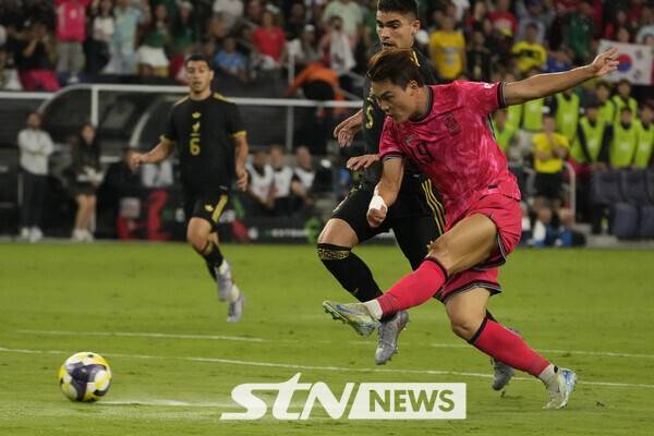 오현규가 미 테네시주 내슈빌의 지오디스 파크에서 열린 멕시코와의 지난 멕시코와의 평가전 당시 슈팅하고 있다. /사진=뉴시스(AP)