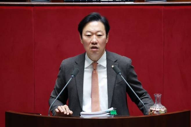 박수민 국민의힘 의원이 14일 서울 여의도 국회에서 열린 본회의에서 경찰관 직무직행법 일부개정법률안에 대한 무제한 토론을 하고 있다. ⓒ뉴시스