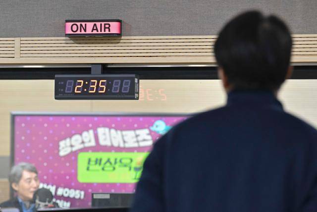 '변상욱 쇼' 생방송이 진행 중인 스튜디오에 방송 중임을 알리는 '온 에어(On Air)' 사인이 켜져 있다. 강예진 기자