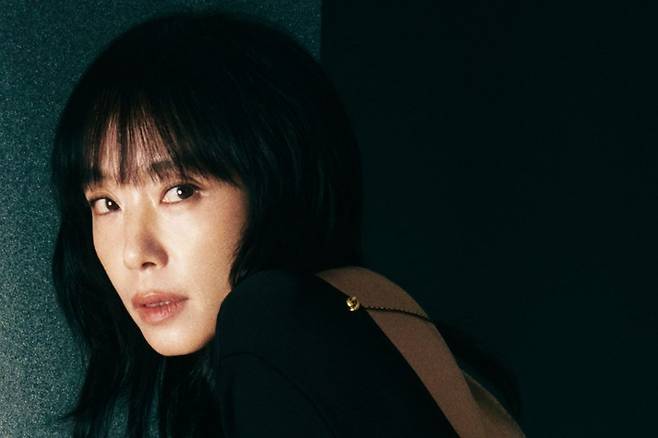 넷플릭스 시리즈 ‘자백의 대가’에서 남편 살해 누명을 쓴 절박한 인물을 연기한 배우 전도연. 그는 “장르적으로 센 작품을 했으니 다음에는 따뜻한 멜로 드라마를 하고 싶다”고 웃으며 말했다. 넷플릭스 제공