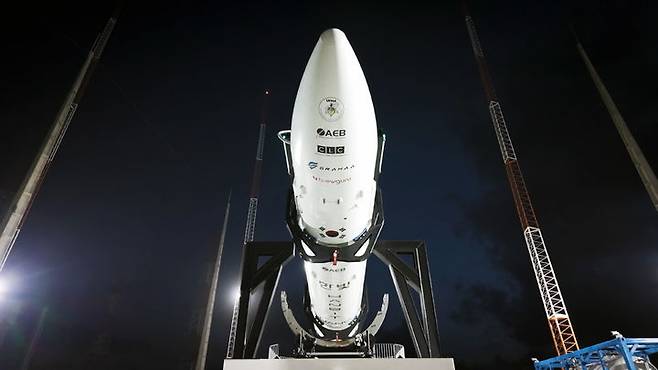 이노스페이스의 민간 상업 발사체 '한빛-나노' 발사체가 브라질 알칸타라 우주센터에서 18~19일(브라질 시간) 이틀간 수행된 발사 리허설(WDR) 절차 중 발사대에서 기립을 준비하고 있다. (사진=이노스페이스 제공) *재판매 및 DB 금지