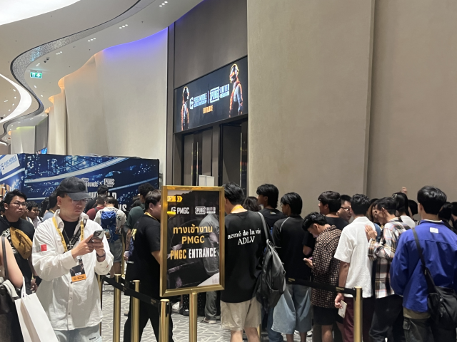 크래프톤의 국제 e스포츠 대회 ‘펍지 글로벌 챔피언십(PGC) 2025’이 태국 방콕에서 개최됐다. 12일(현지 시간) 열린 파이널 경기를 관전하기 위해 팬들이 줄을 서고 있다. 양지혜 기자