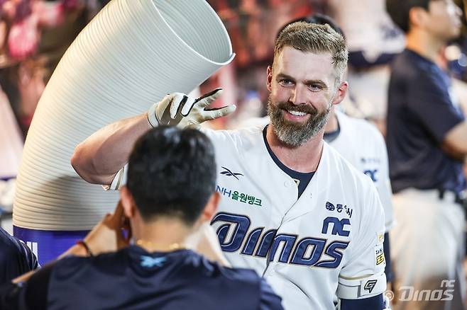 NC 맷 데이비슨은 최근 구단과 재계약을 체결했다. 기존 계약을 파기한 탓에 계약 조건이 이전보다 좋지 못했지만, 그는 팀을 위한 마음을 앞세워 잔류를 선택했다. 사진제공|NC 다이노스