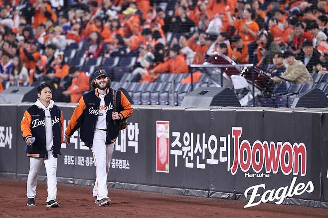 코디 폰세(오른쪽)와 김지환 씨가 경기 전 훈련을 마친 후 덕아웃으로 걸어가고 있다. 사진제공|한화 이글스