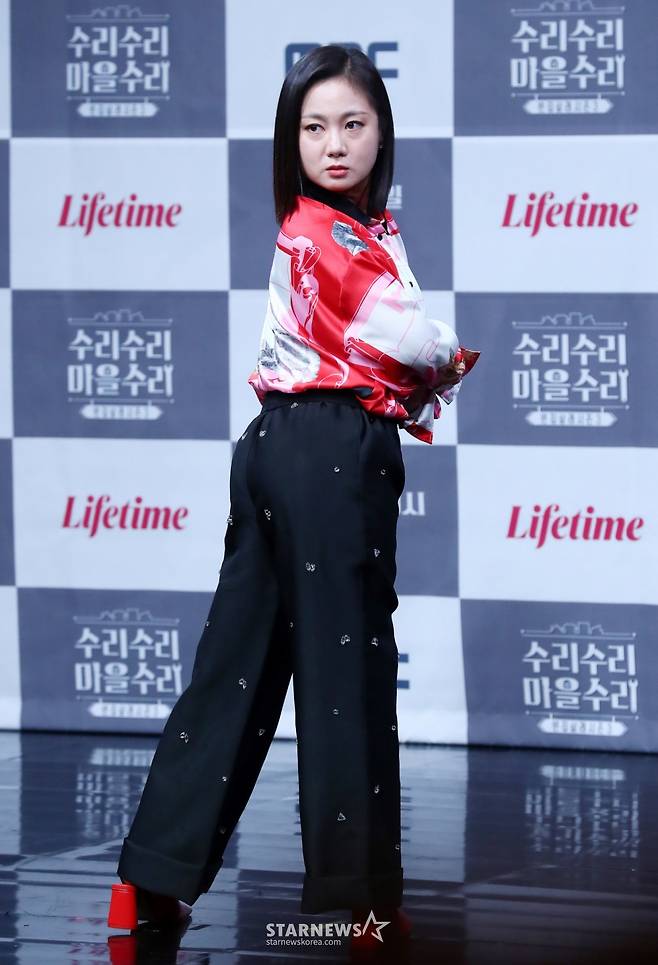 방송인 박나래가 31일 오후 서울 마포구 상암동 MBC사옥에서 진행된 라이프타임 공동제작 빈집 재생 프로젝트 '빈집살래 시즌3-수리수리 마을수리' 제작발표회에 참석해 포즈를 취하고 있다. '빈집살래 시즌3'는 박나래, 채정안, 신동, 김민석이 M부동산 실장이 되어 빈집 4채를 각각 한 채씩 담당해 설계부터 인테리어, 가게 메뉴 개발까지 도맡아 진행한 대규모 프로젝트다. 오는 8월 2일 수요일 밤 9시, MBC와 라이프타임에서 첫 방송된다. 2023.07.31 /사진=김창현