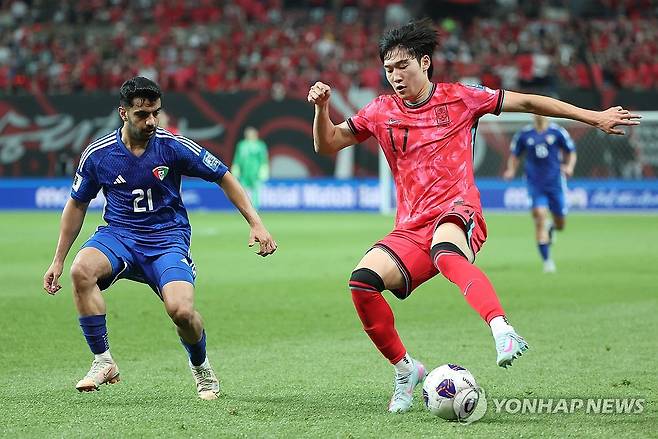 배준호, 내 공이야 (서울=연합뉴스) 김성민 기자 = 10일 서울월드컵경기장에서 열린 2026 북중미 월드컵 아시아 3차 예선 최종전 한국과 쿠웨이트의 경기. 한국 배준호가 수비를 돌파하고 있다. 2025.6.10 ksm7976@yna.co.kr