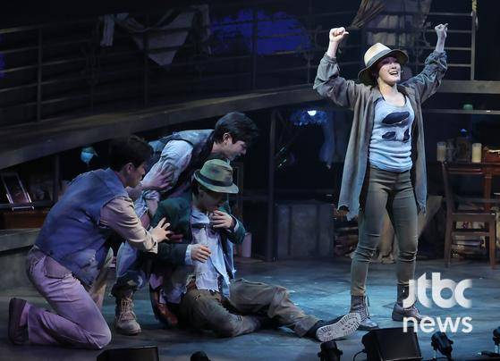 15일 오후 서울 예스24스테이지에서 뮤지컬 '시지프스' 프레스콜이 열렸다. 이형훈, 박선영, 김대곤, 이후림이 무대 위에 올라 작품의 주요 넘버를 선보였다. 박세완 엔터뉴스팀 기자 park.sewan@jtbc.co.kr