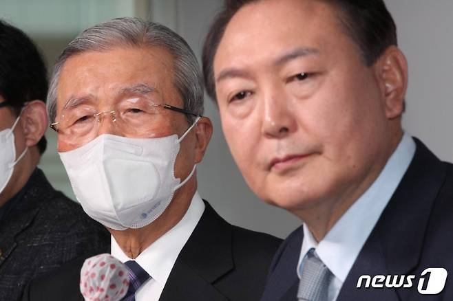 2022년 1월 2일 당시 김종인 국민의힘 총괄선대위원장과 윤석열 대선 후보. 3일 뒤인 1월 5일 윤 후보는 선대본부를 전격 해체, 김 위원장과 갈라섰다. 2022.1.2/뉴스1 ⓒ News1 구윤성 기자