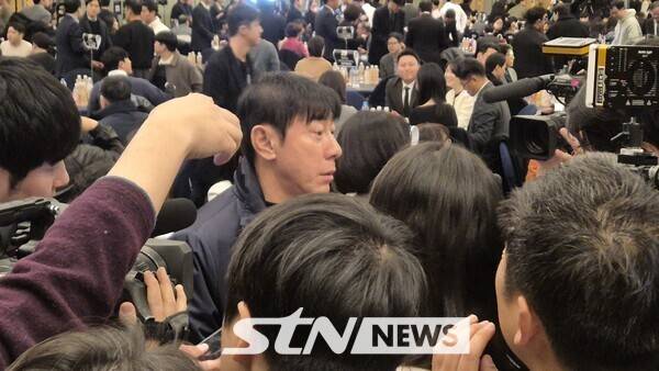 신태용 전 감독이 1일 홍은동 스위스 그랜드 호텔에서 열린 K리그 시상식에서 취재진과 인터뷰 중이다. /사진=STN뉴스