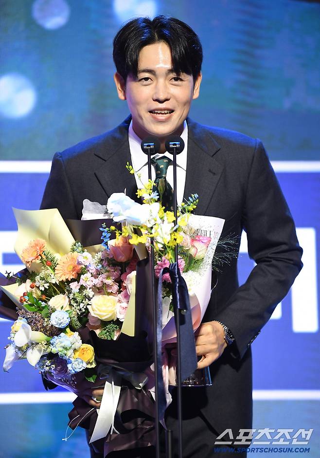 24일 오후 서울 송파구 롯데호텔에서 2025KBO시상식이 열렸다. 퓨처스리그 북부리그 승리상을 수상한 KIA 이태양이 수상소감을 말하고 있다. 정재근 기자 cjg@sportschosun.com/2025.11.24/