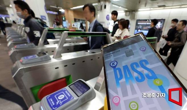 지하철을 이용해 출근하고 있는 시민들의 모습. 아시아경제DB